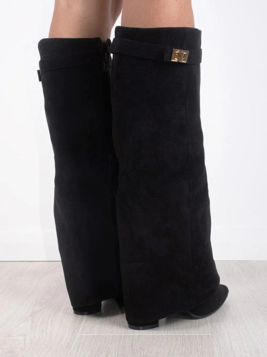 Moda inverno: botas femininas joelho alto de camurça, bico fino e salto alto. Um must-have.