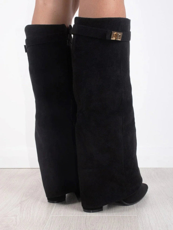 Moda inverno: botas femininas joelho alto de camurça, bico fino e salto alto. Um must-have.