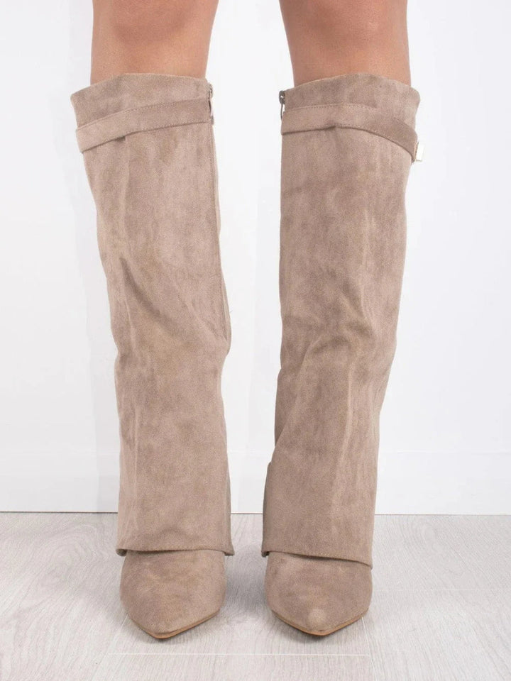 Botas femininas camurça bege, joelho alto, bico fino, salto alto. Conforto e estilo para qualquer ocasião.