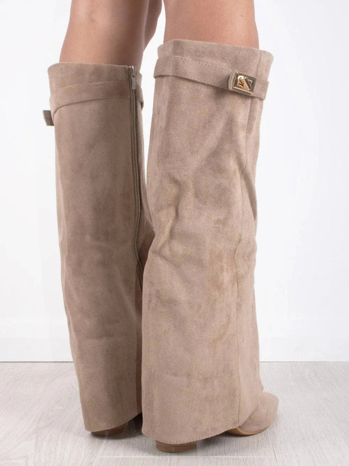 Bota preta joelho alto em camurça, bico fino, salto alto. Calçado feminino para um look moderno.