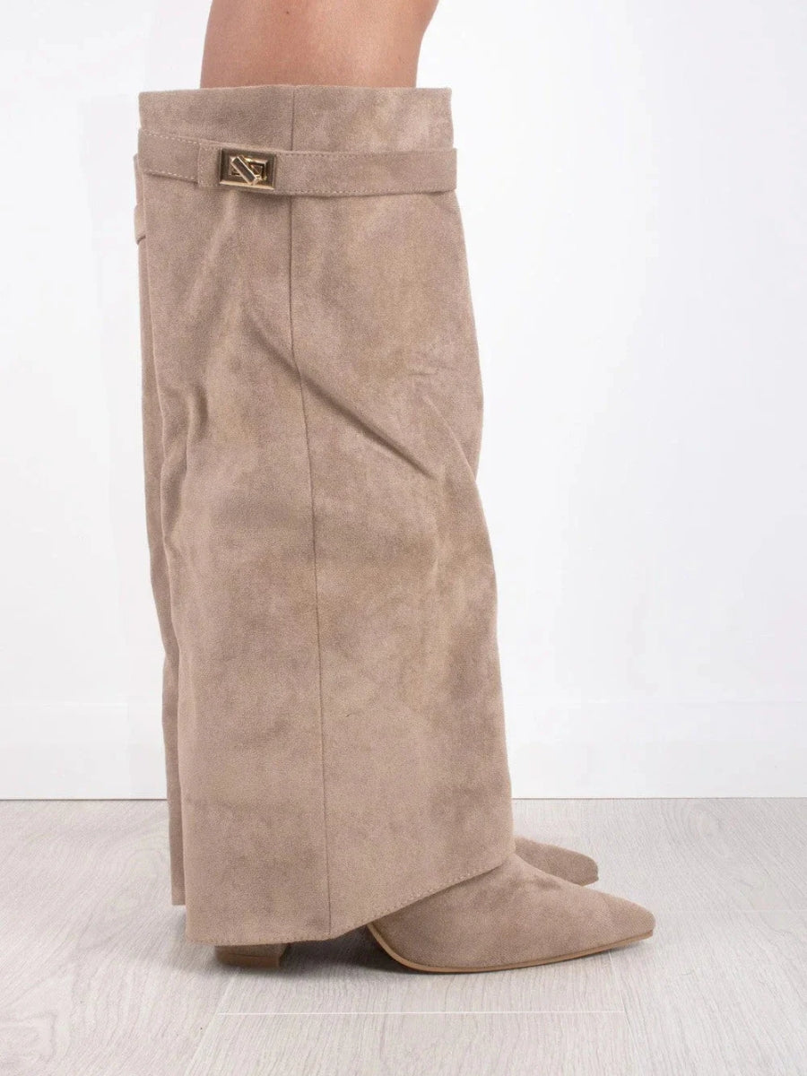 Botas joelho alto femininas, camurça marrom, bico fino e salto. Calçado elegante de inverno.