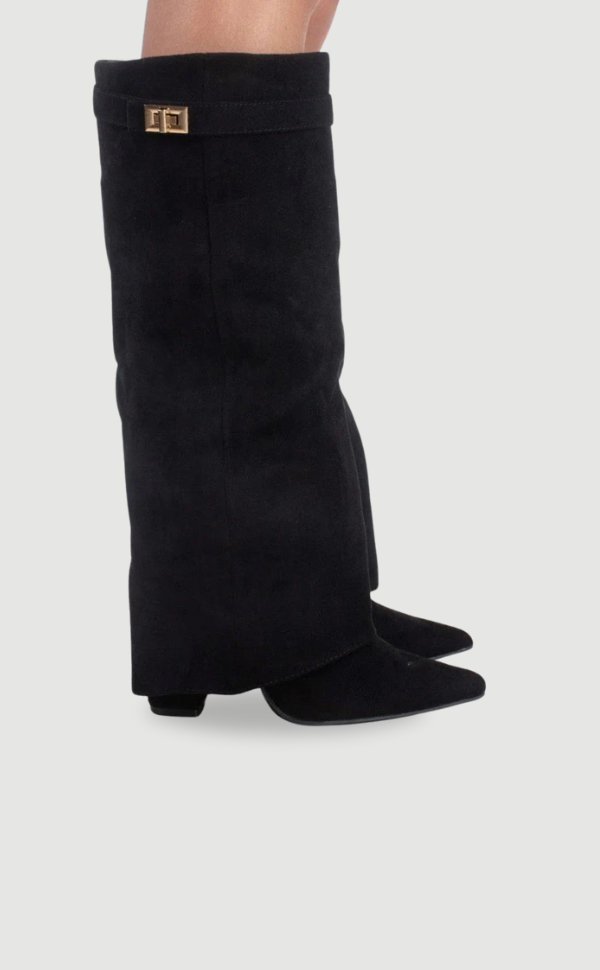 Botas femininas pretas de camurça, joelho alto, bico fino. Salto alto elegante para o estilo moderno.