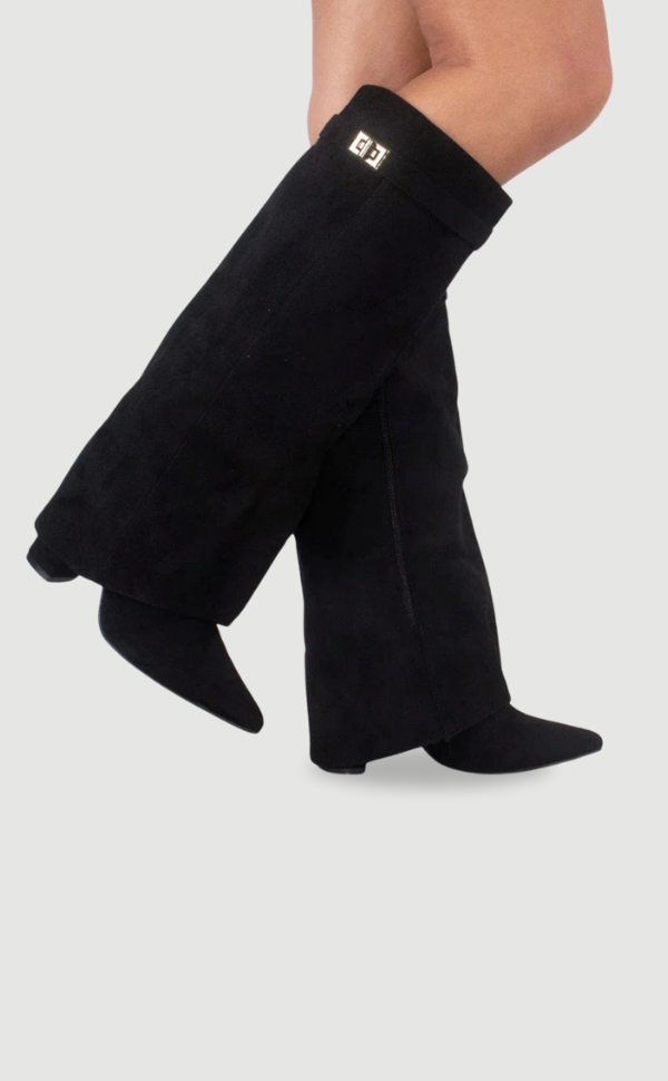 Botas femininas joelho alto de camurça, bico fino e salto alto. Perfeitas para moda inverno.