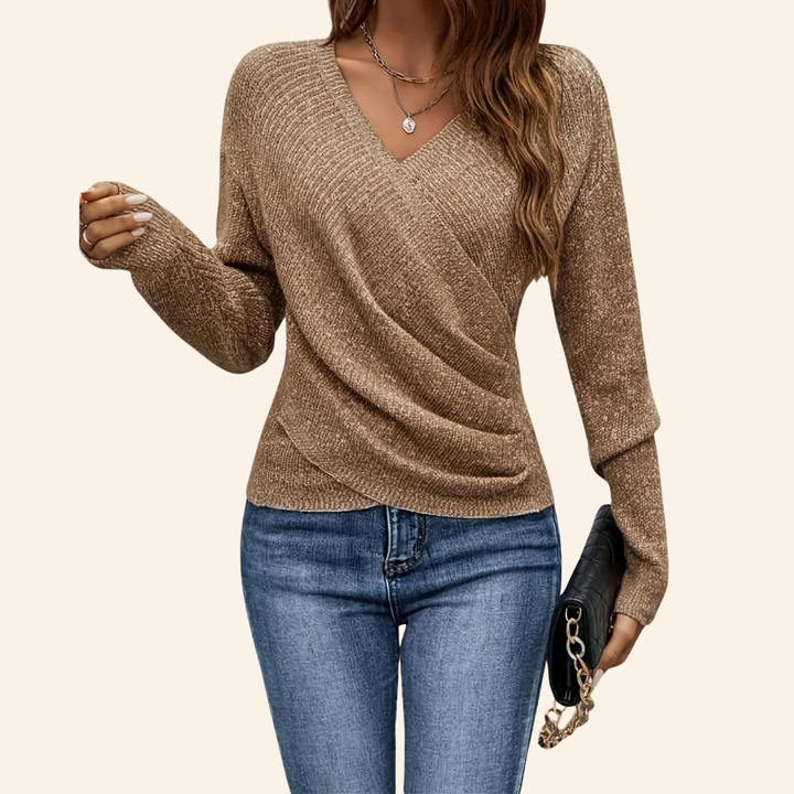Top feminino elegante com decote em V e pregas, ideal para look casual chic ou roupa social. Moda feminina versátil.