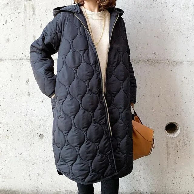 Parka feminina de inverno com capuz removível, forro quente e design confortável. Perfeita para dias frios.