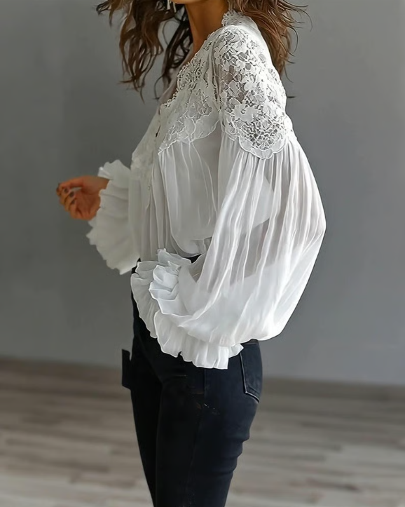 Blusa branca feminina com mangas de lanterna, ideal para roupa social e estilo elegante.