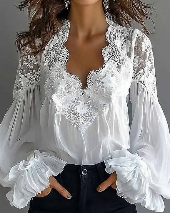 Camisa feminina preta com detalhes ornamentais, um toque de elegância para o seu guarda-roupa.