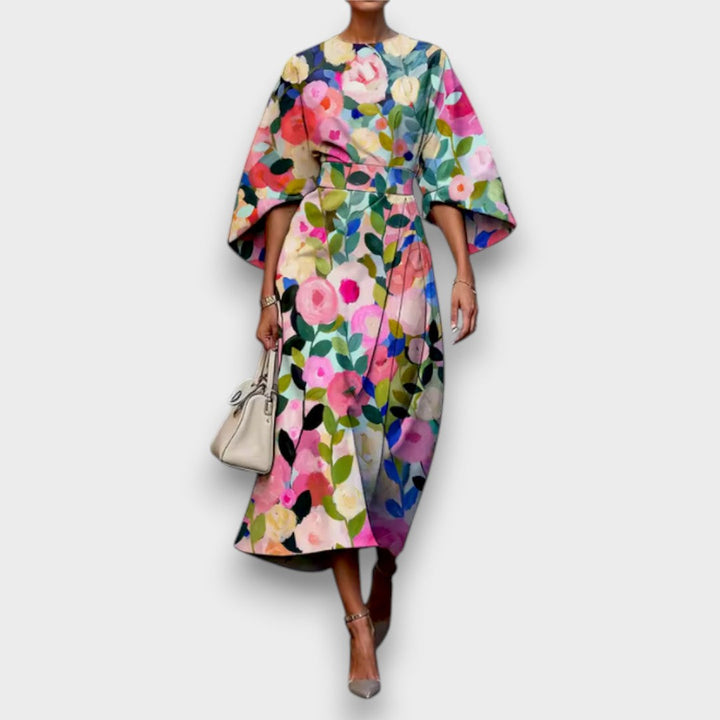 Vestido floral fluido e confortável para mulher, ideal para primavera e verão, estilo casual e elegante.