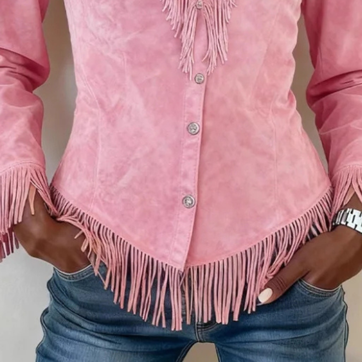 Blusa feminina rosa blush com botões frontais e detalhes de franjas. Roupa casual chic para outono-inverno.