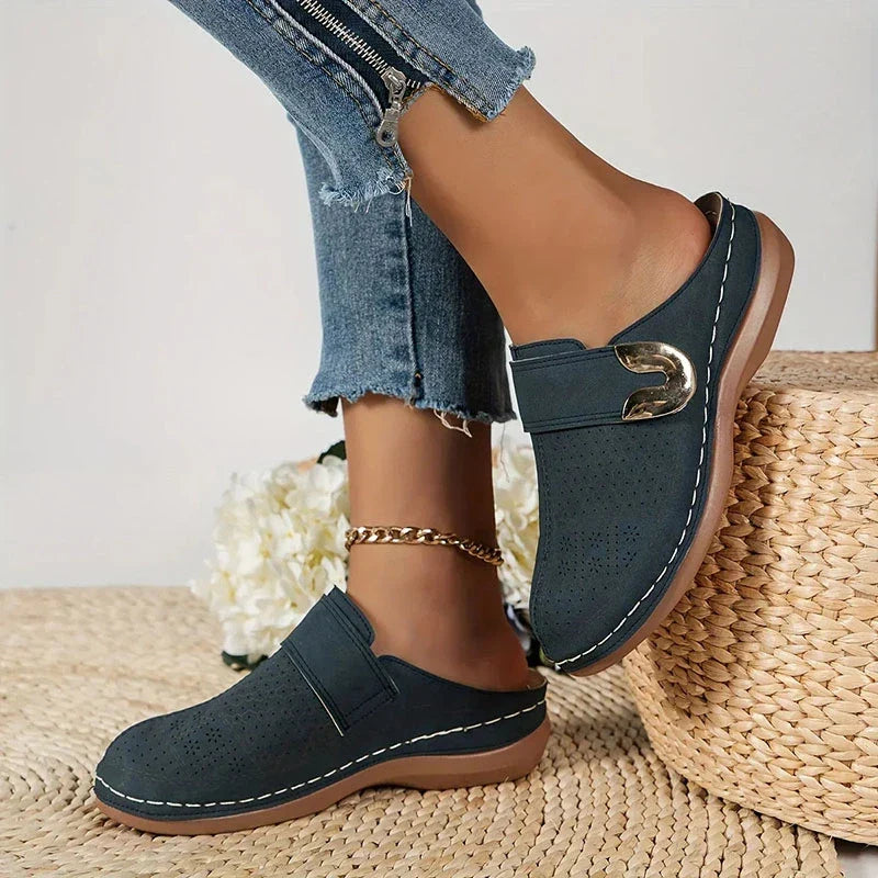 Tamancos femininos com cunha elegante, proporcionando conforto para os pés e estilo na moda feminina.