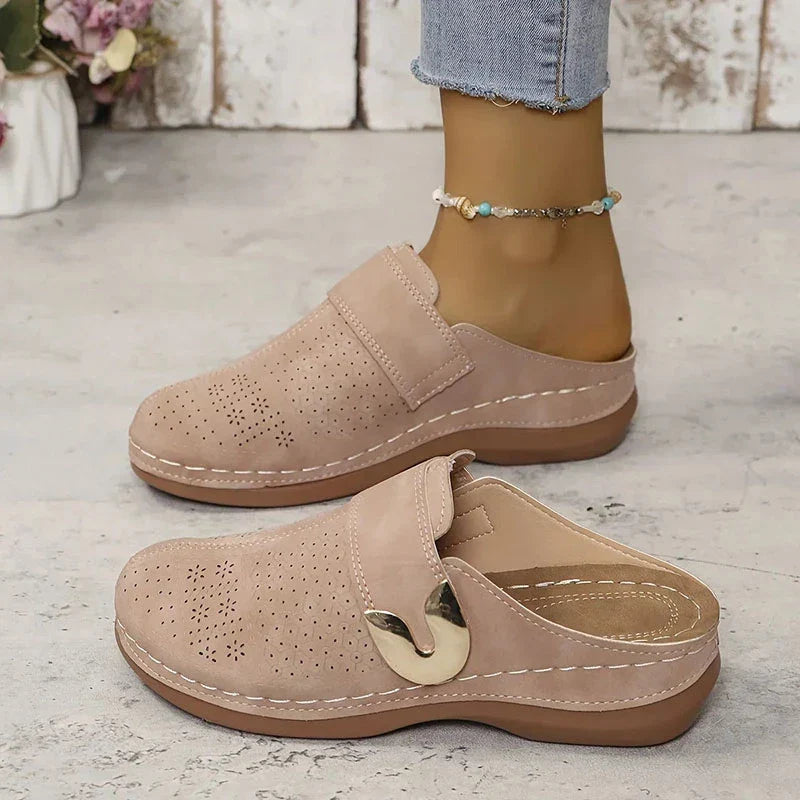 Calçado feminino elegante: tamancos com cunha para um estilo casual, combinando moda e bem-estar.