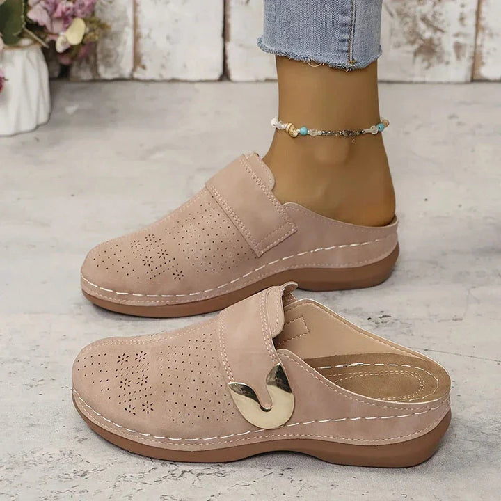 Calçado feminino elegante: tamancos com cunha para um estilo casual, combinando moda e bem-estar.