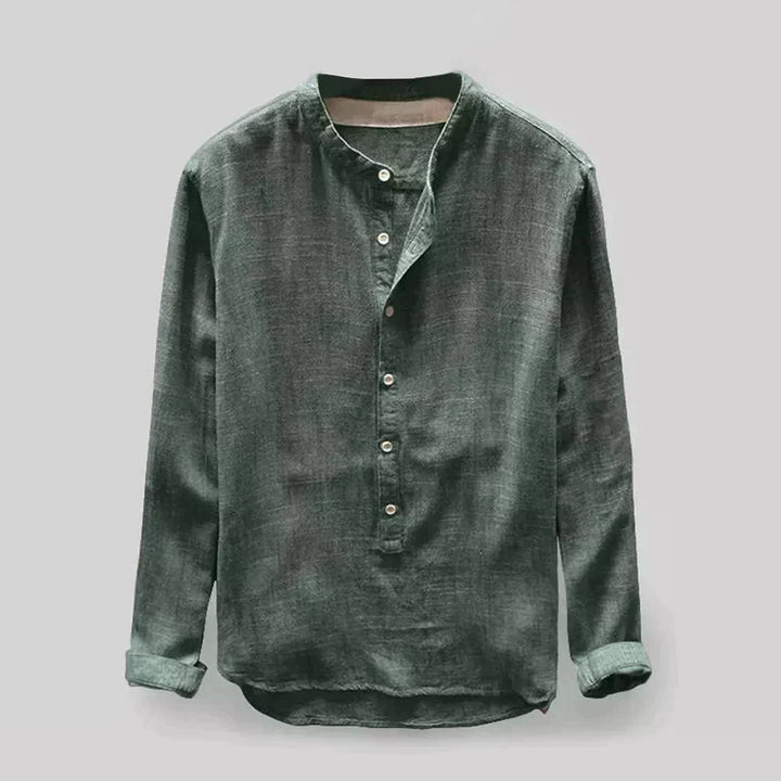 Camisa masculina abotoada de linho, manga longa, para um look sofisticado e confortável na moda masculina.