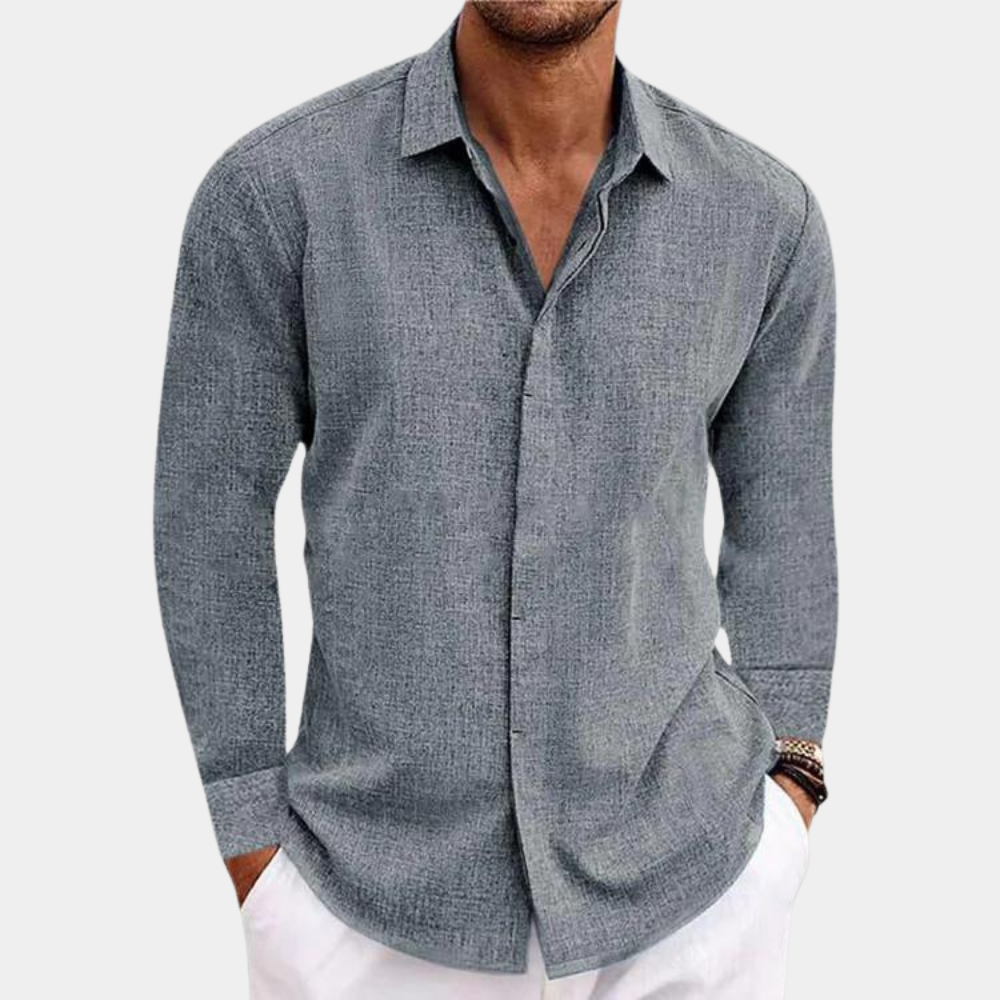Homem veste camisa de linho manga longa preta. Estilo casual e elegante, com conforto respirável para o verão.