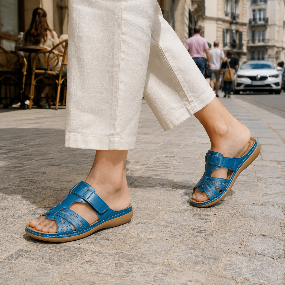 Detalhe das sandálias femininas de couro com dedo aberto, exibindo o conforto e estilo.