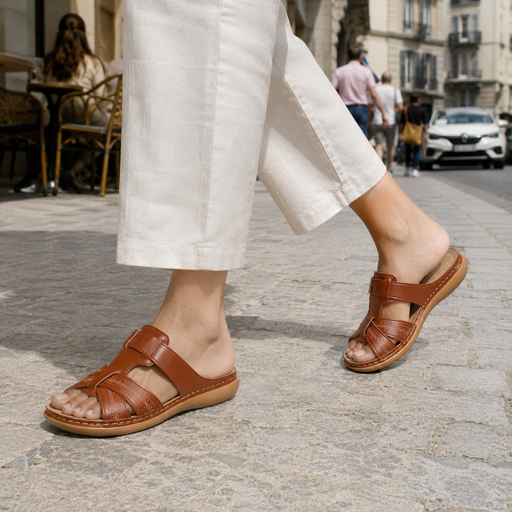 Mulher usando sandálias femininas de couro confortáveis com dedo aberto em ambiente de verão.