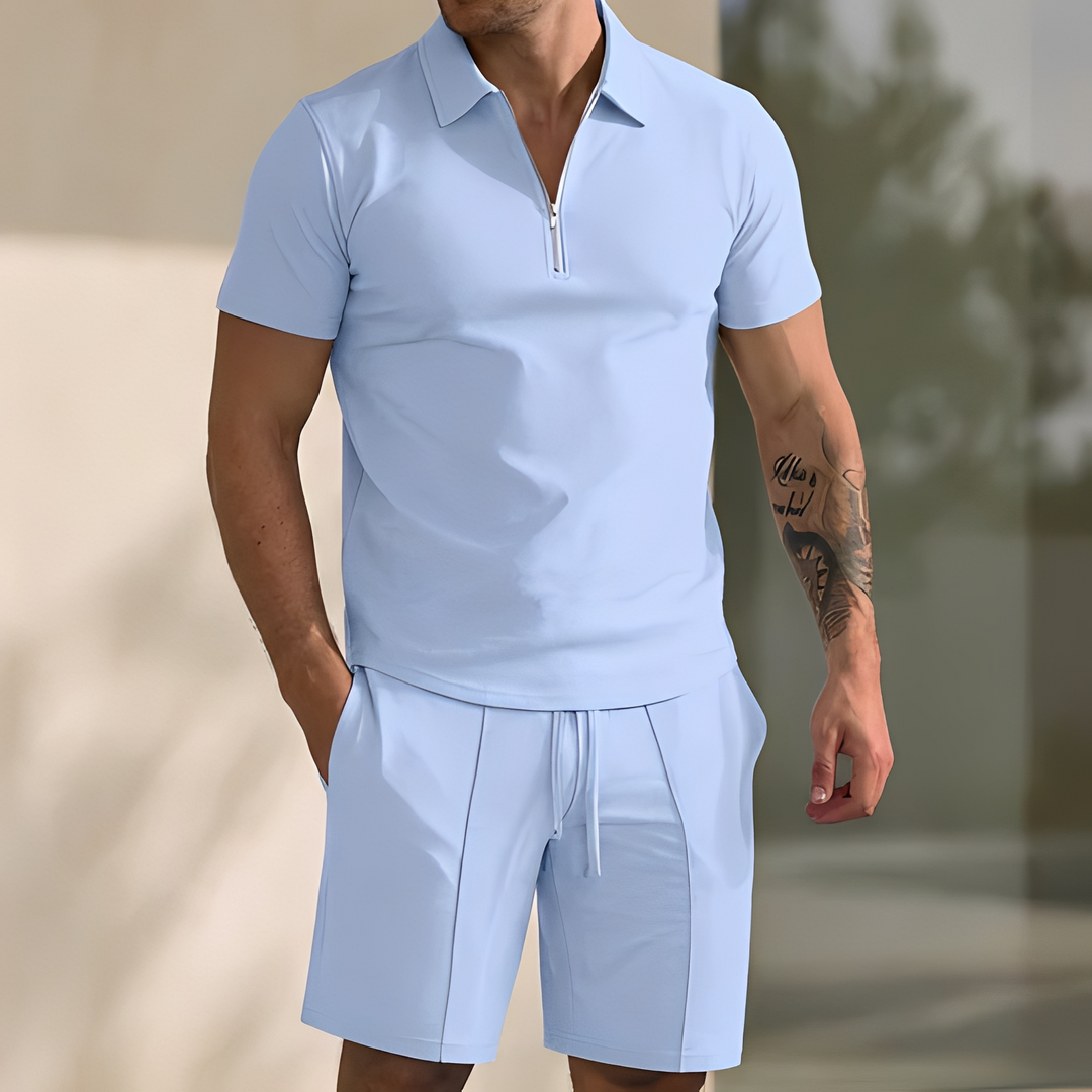 Conjunto masculino de verão descontraído. Inclui polo e calções, ideal para um estilo moderno e confortável.