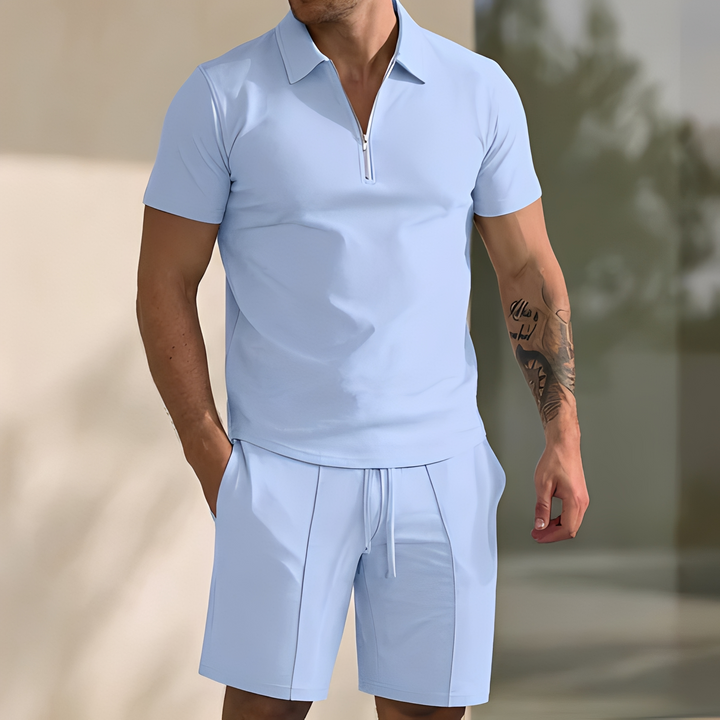 Conjunto masculino de verão descontraído. Inclui polo e calções, ideal para um estilo moderno e confortável.