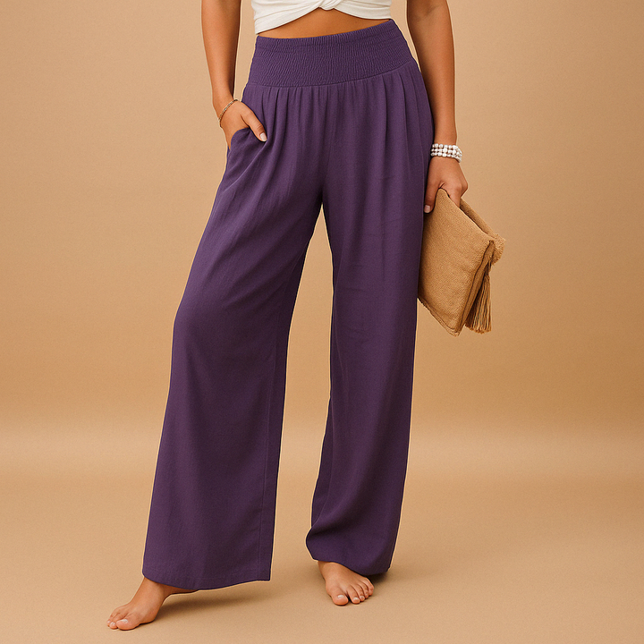 Mulher vestindo calça feminina reta e solta com cintura elástica, para um look casual e confortável de verão.