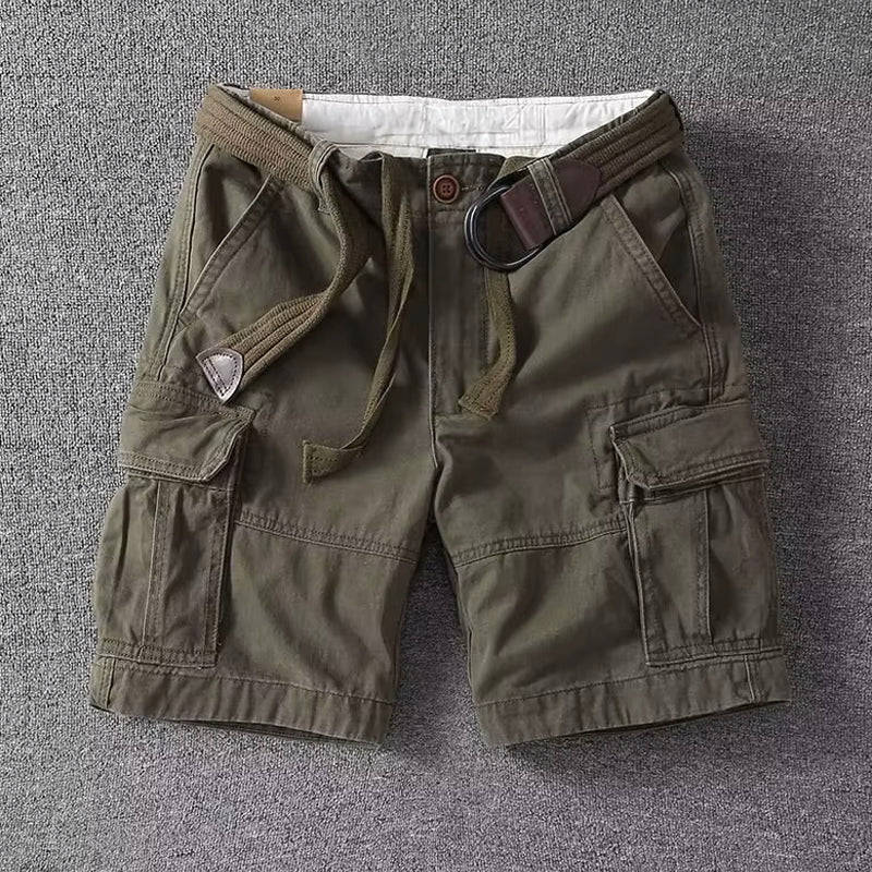 Shorts utilitário masculino confortável com cós ajustável e bolsos espaçosos. Ótimo para viagens e uso diário.