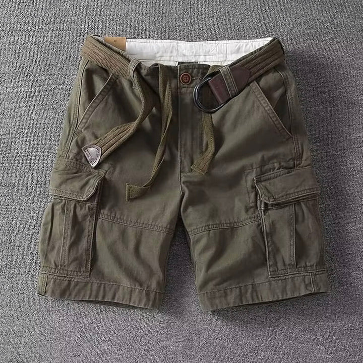 Shorts utilitário masculino confortável com cós ajustável e bolsos espaçosos. Ótimo para viagens e uso diário.