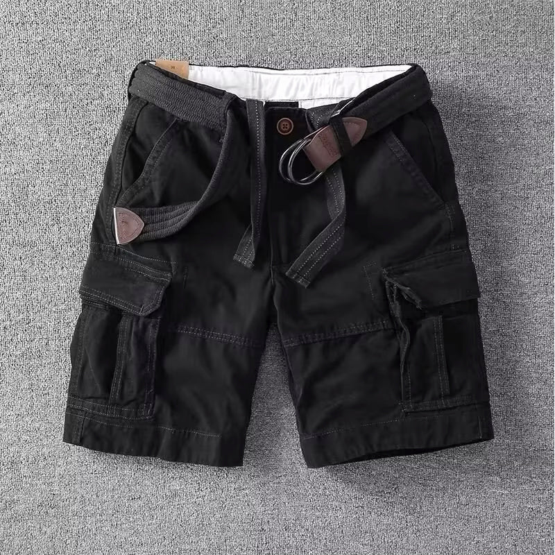Homem vestindo bermuda cargo masculina preta, exibindo bolsos práticos. Roupa casual e versátil para o dia a dia.