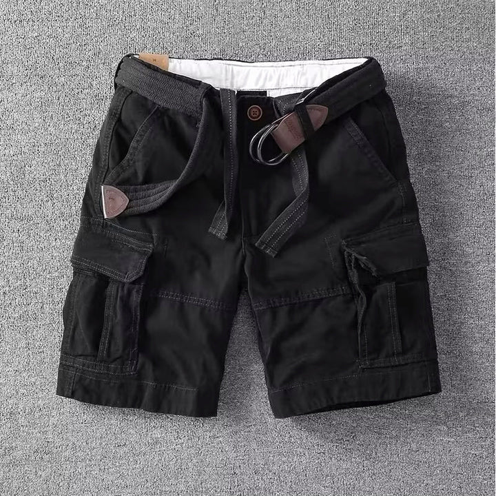 Homem vestindo bermuda cargo masculina preta, exibindo bolsos práticos. Roupa casual e versátil para o dia a dia.