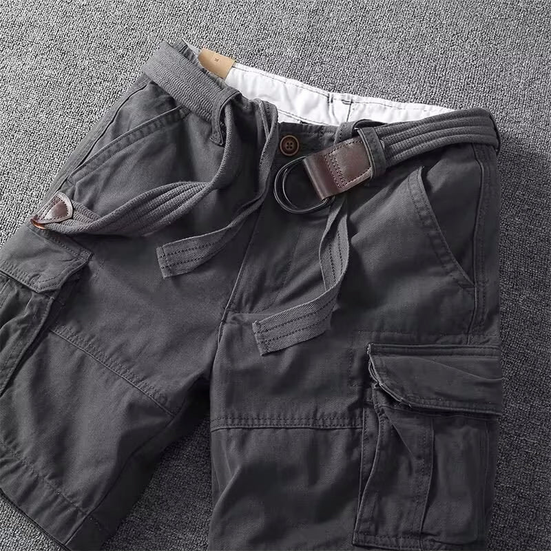 Bermuda cargo masculina moderna com bolsos de aba e caimento confortável. Ideal para um visual prático e estiloso.
