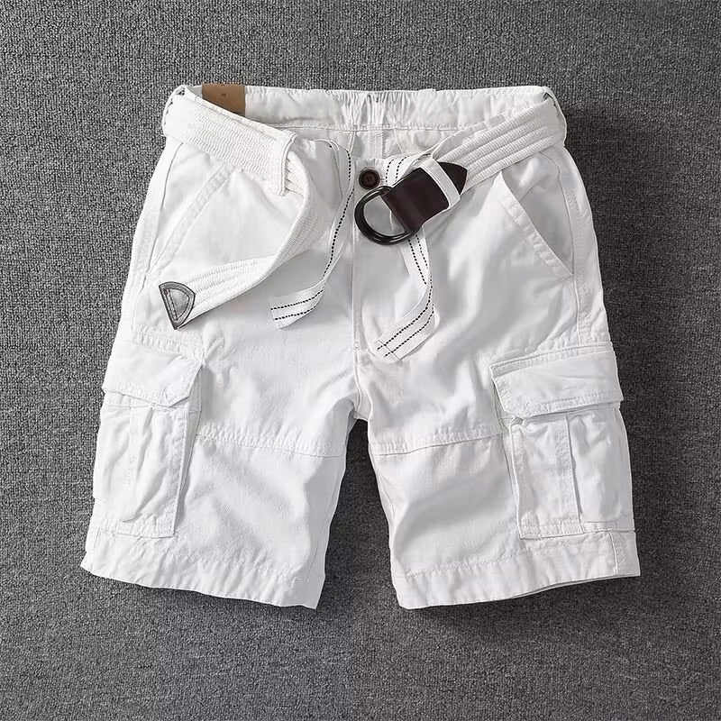 Bermuda cargo masculina de sarja, com design casual e bolsos funcionais. Essencial para o guarda-roupa de verão.
