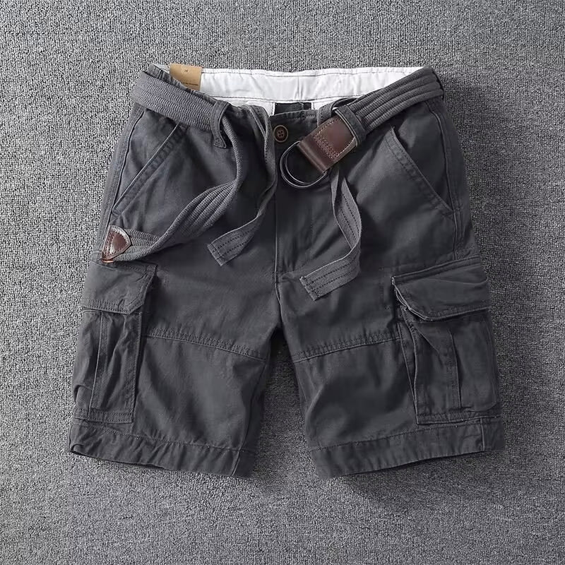 Bermuda cargo masculina verde militar com estilo robusto e bolsos laterais. Perfeita para look casual e aventuras.