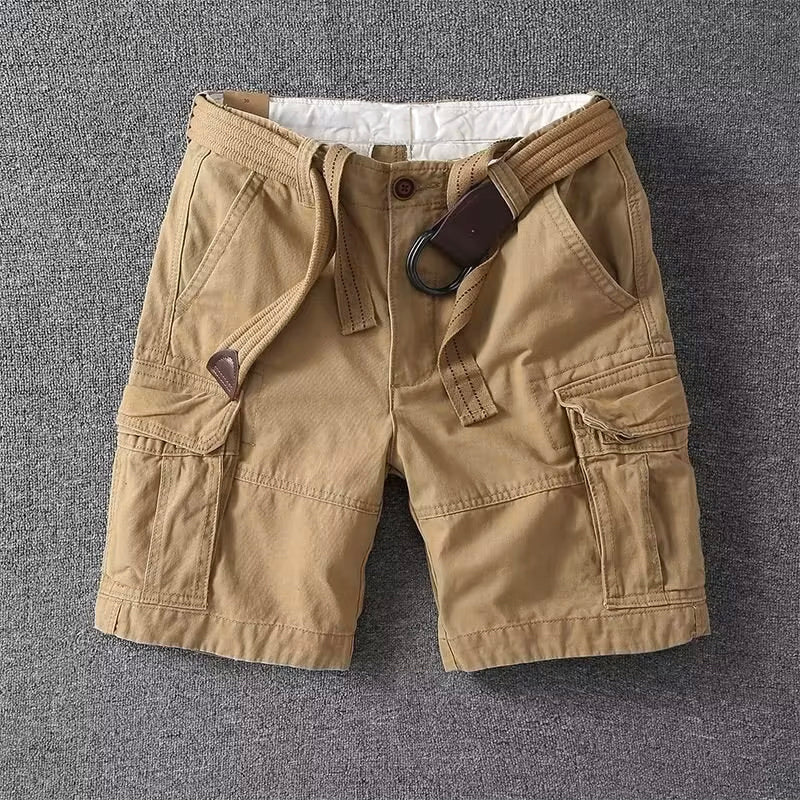 Bermuda cargo masculina cinza com múltiplos bolsos utilitários. Ideal para conforto casual e estilo no verão.