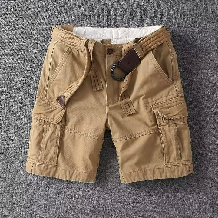 Bermuda cargo masculina cinza com múltiplos bolsos utilitários. Ideal para conforto casual e estilo no verão.