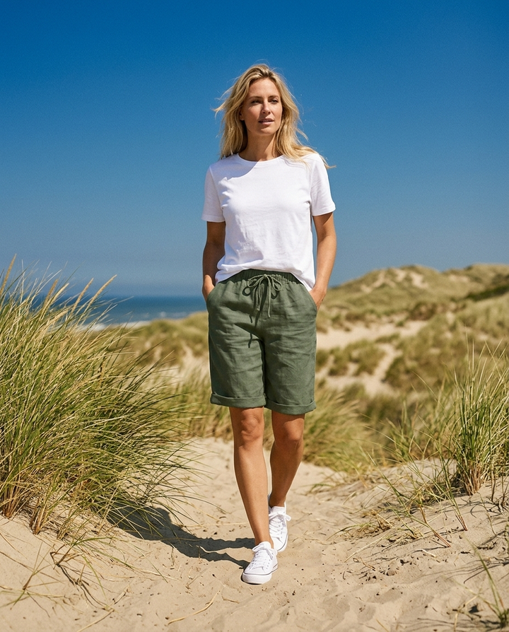 Shorts feminino capri versátil, estilo casual e confortável para o dia a dia de verão.