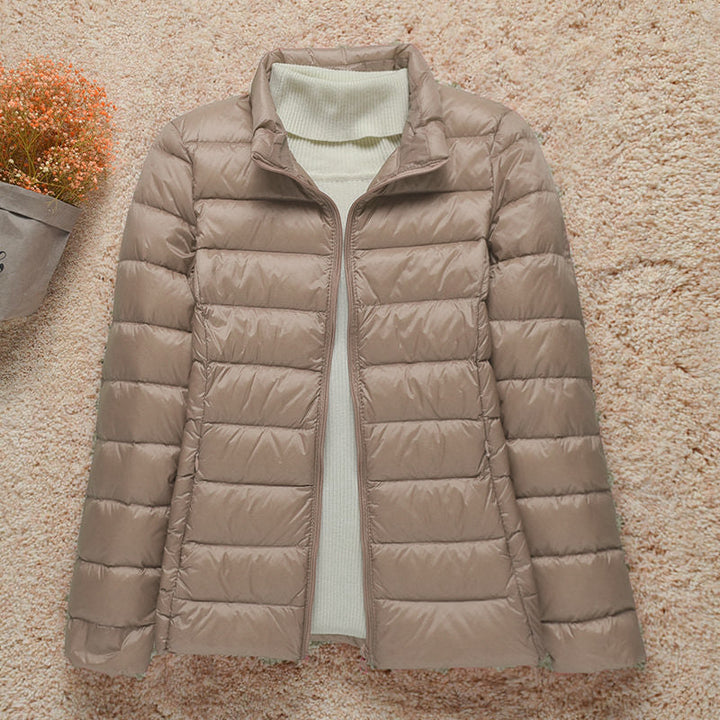 Roupa feminina moderna Liera, jaqueta leve com capuz, ideal para outono/inverno.