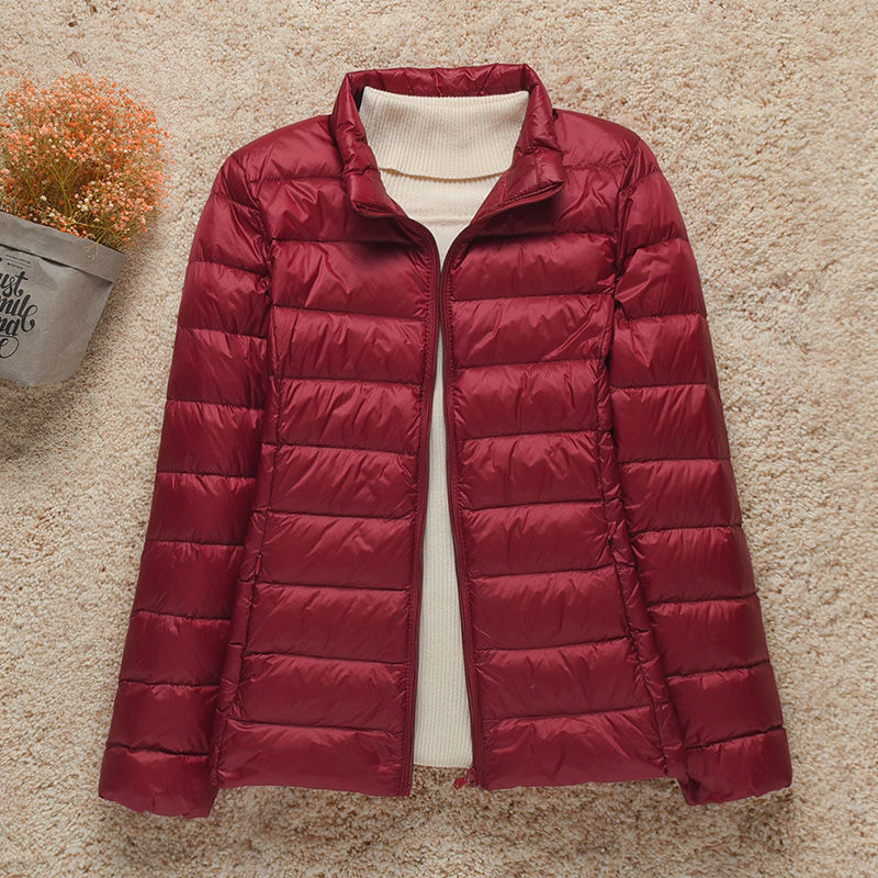 Mulher usando jaqueta feminina ultraleve e elegante, perfeita para um look casual de outono/inverno.