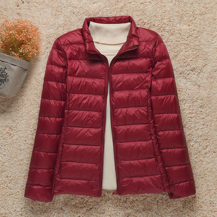 Mulher usando jaqueta feminina ultraleve e elegante, perfeita para um look casual de outono/inverno.