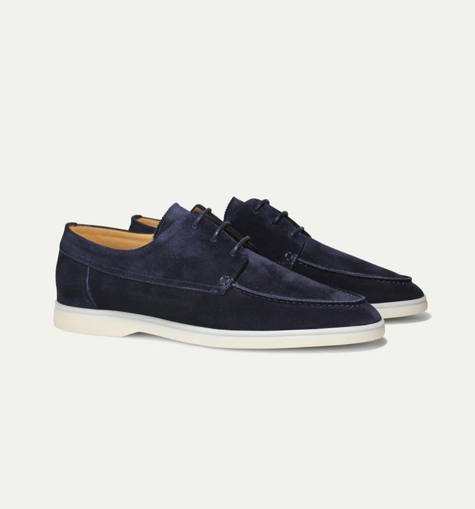 Mocassim masculino azul-marinho, estilo clássico e versátil. Perfeito para casual chic na primavera.