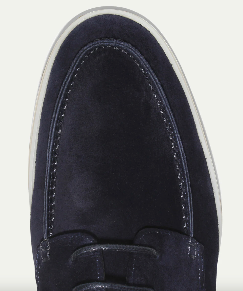 Detalhe: Mocassim masculino de couro, costuras finas, toque de elegância e conforto casual.