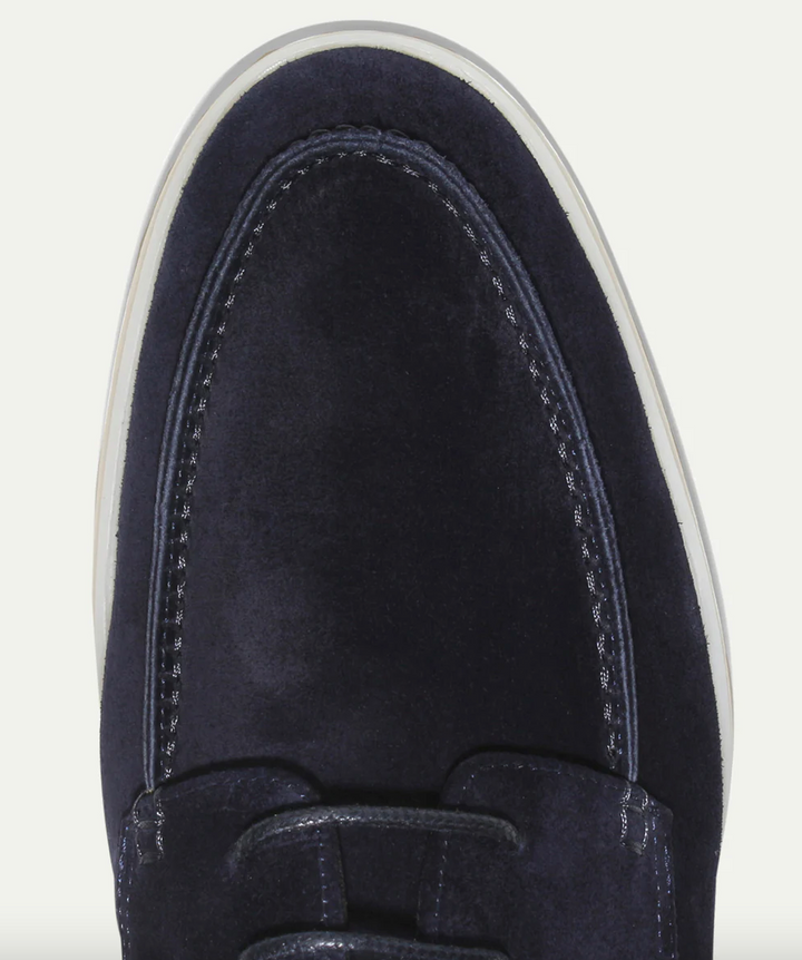Detalhe: Mocassim masculino de couro, costuras finas, toque de elegância e conforto casual.