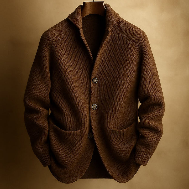 Cardigan masculino elegante e versátil, perfeito para compor looks casuais ou sofisticados.