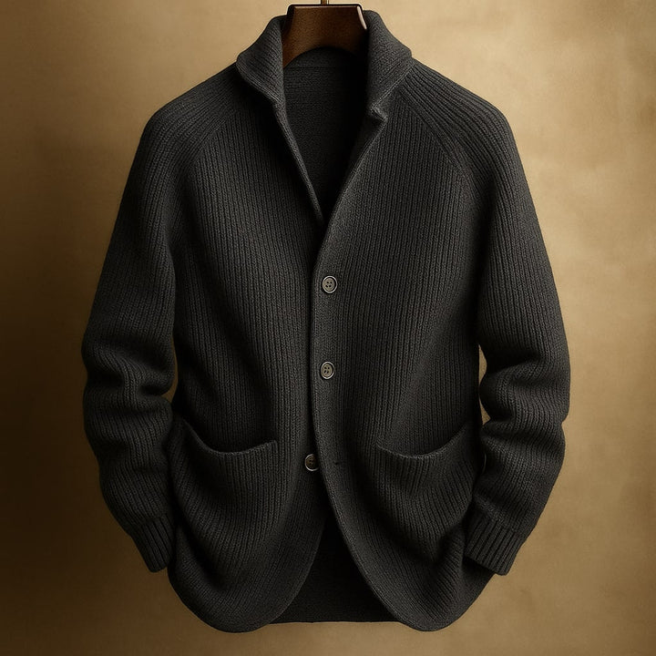 Agasalho masculino cardigan, leve e com botões, oferece conforto e estilo no outono/inverno.