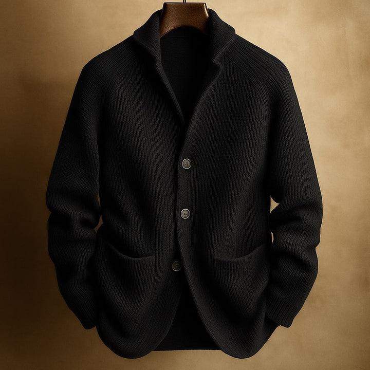 Cardigan masculino leve de malha, proporciona conforto e estilo, ideal para o clima de outono.