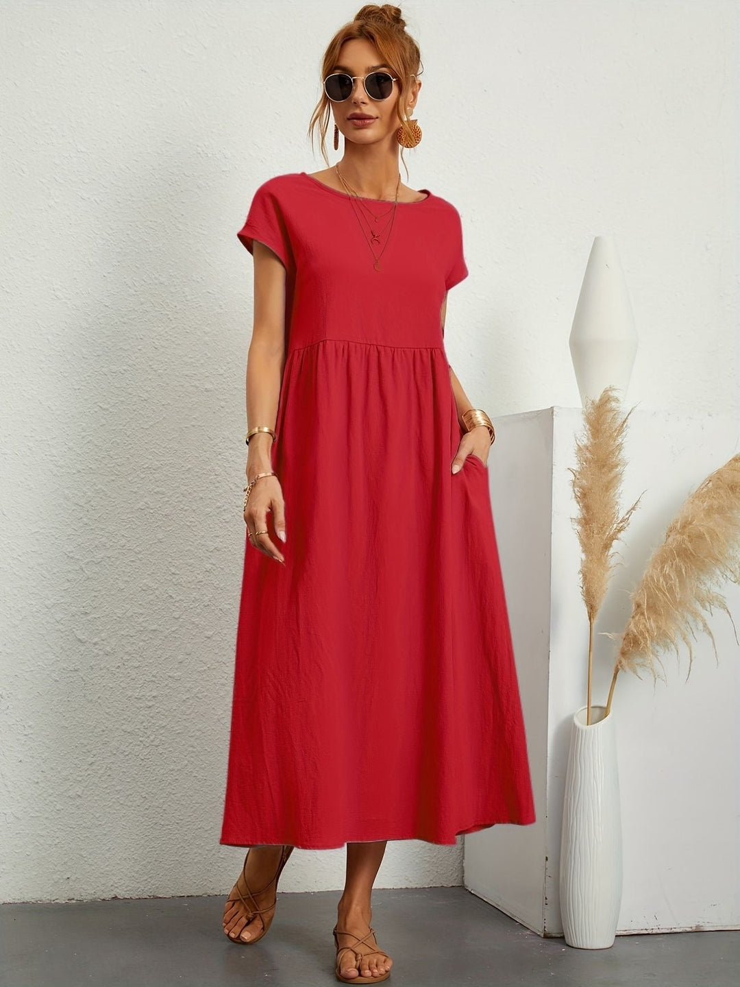 Vestido feminino elegante e versátil, ideal para moda verão, tecido leve e caimento fluido.