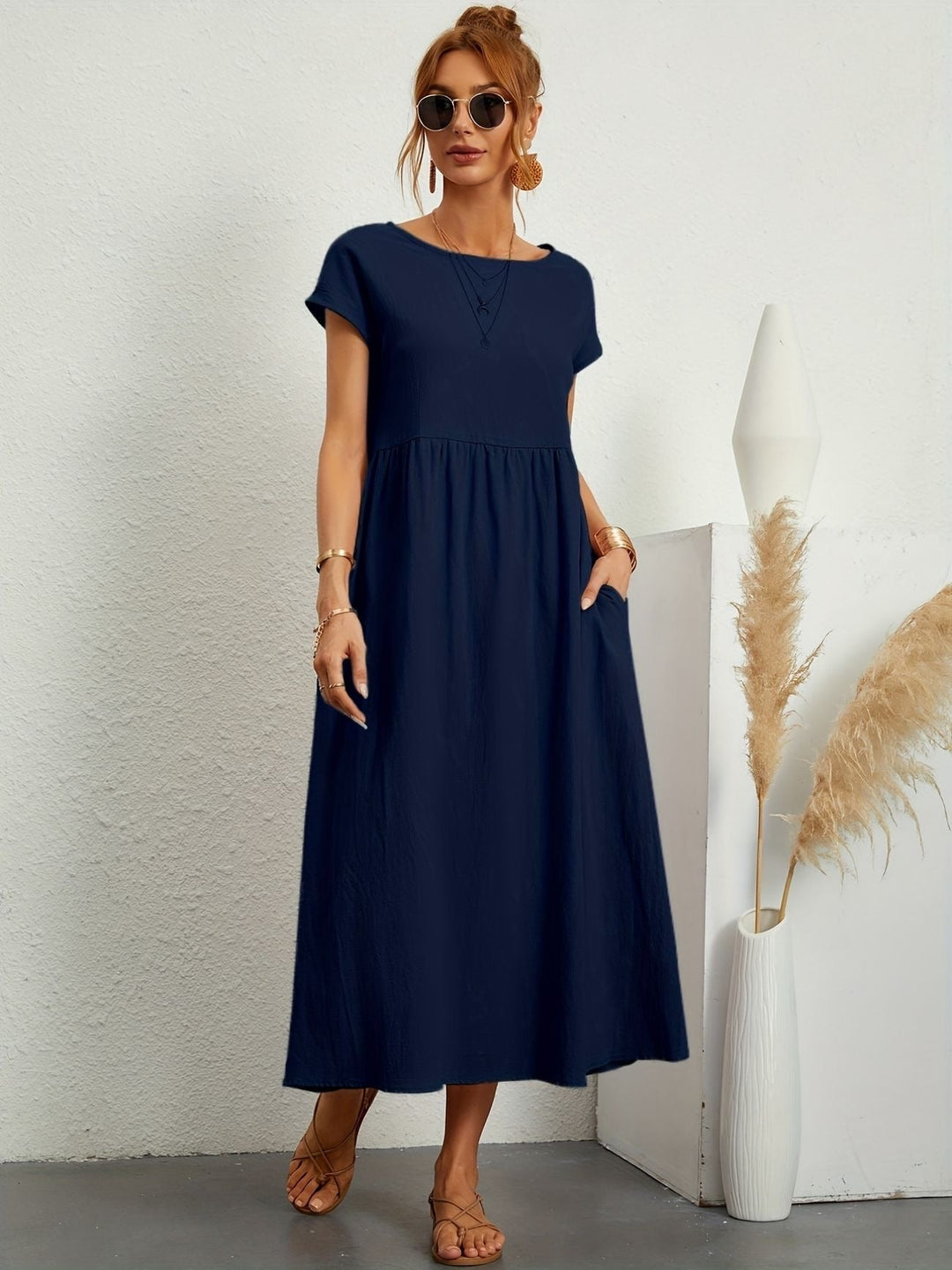 Roupa feminina elegante: vestido fluido de verão, leve e confortável para diversas ocasiões.