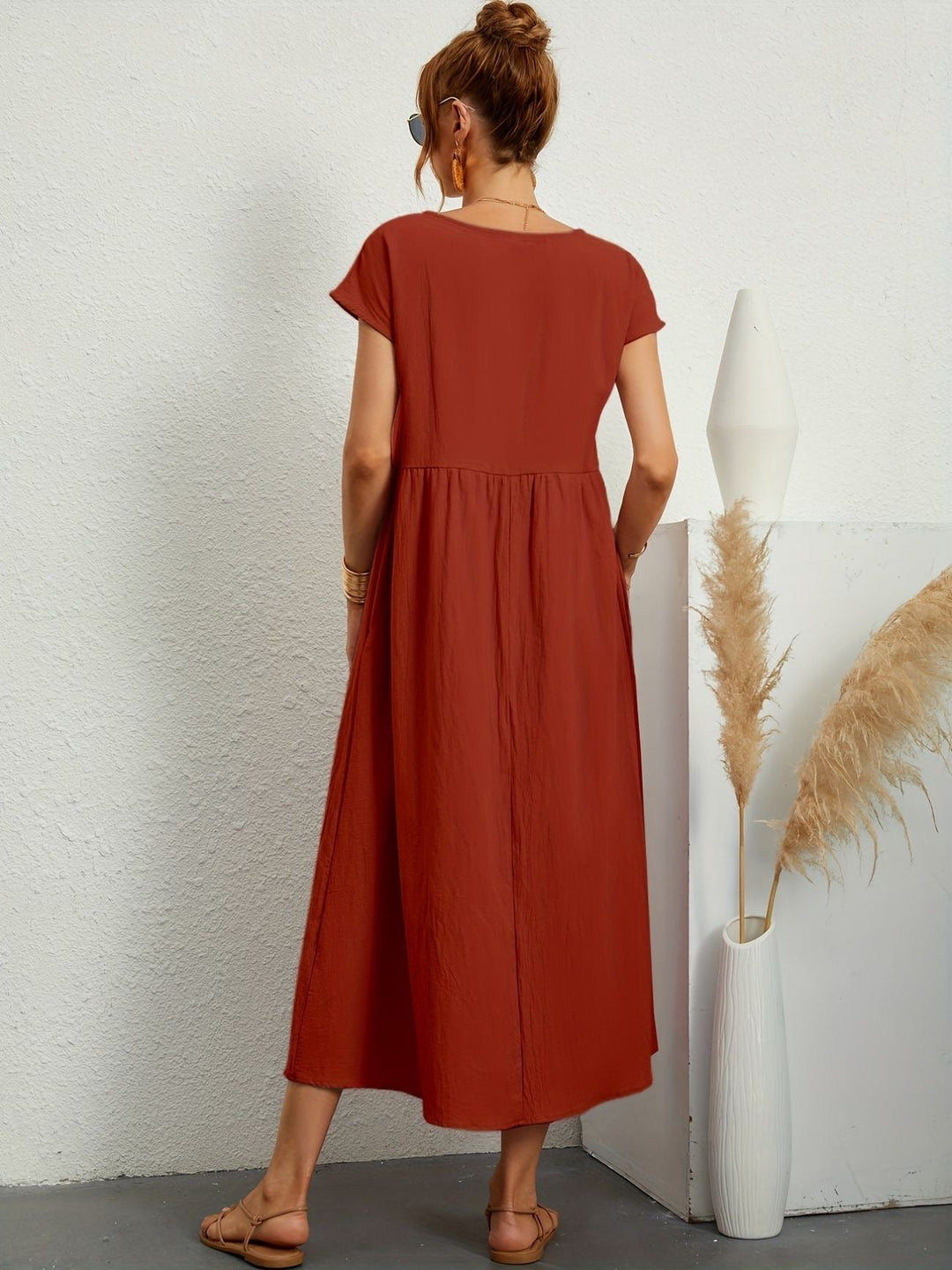 Moda verão feminina: vestido elegante e fluido, super confortável e fácil de combinar.