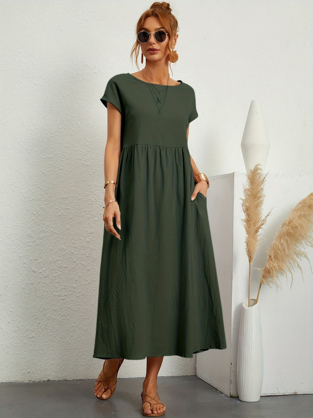 Vestido fluido para mulher, em cores vibrantes, ideal para um look casual e confortável de verão.