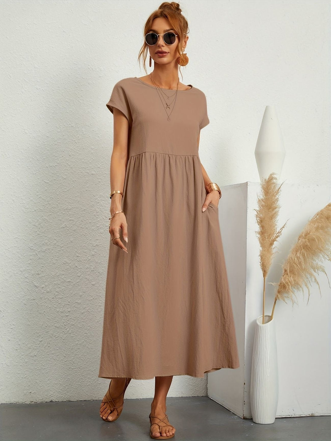 Vestido elegante e leve para mulher, perfeito para um estilo versátil e confortável no verão.