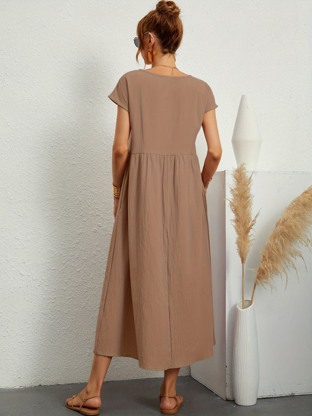 Roupa feminina de verão: vestido elegante, fluido e confortável, com caimento ideal para mulher.