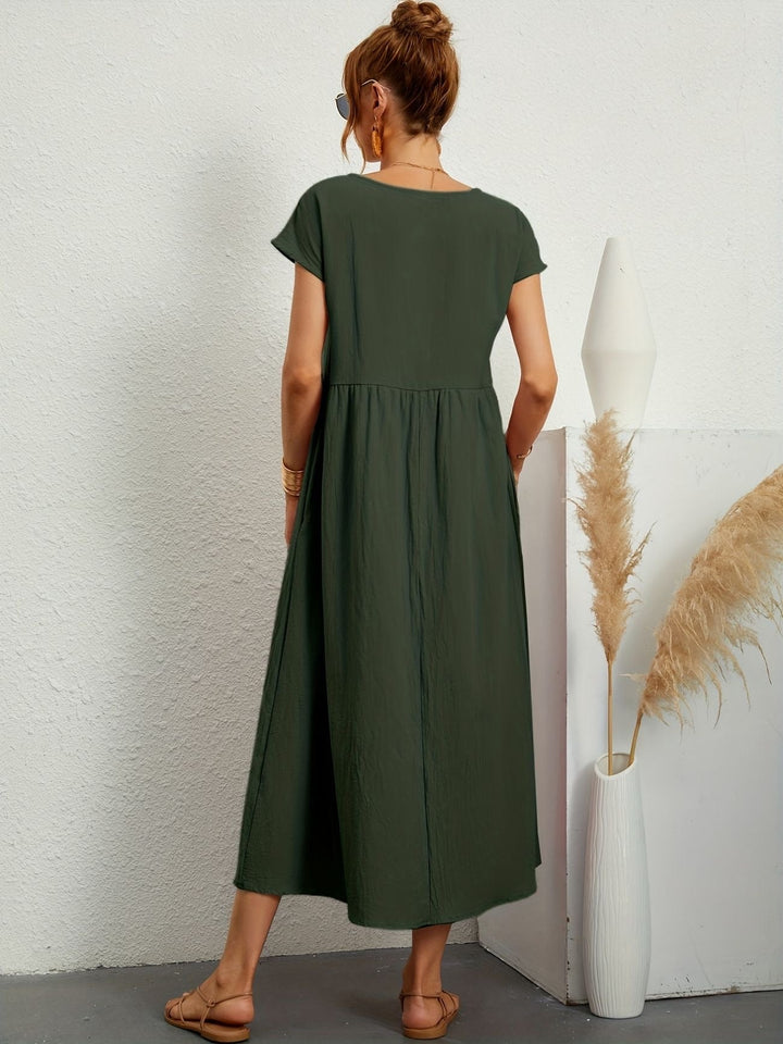 Vestido casual versátil para mulher, com cores vibrantes e tecido leve, ideal para o verão.