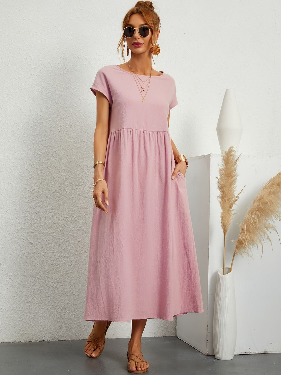 Vestido feminino elegante, com estilo fluido e confortável, perfeito para a moda de verão.
